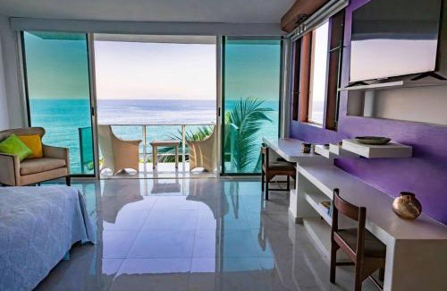 Boca de Tomatlán Villa | Oceanfront 5BR Up to 16 pax