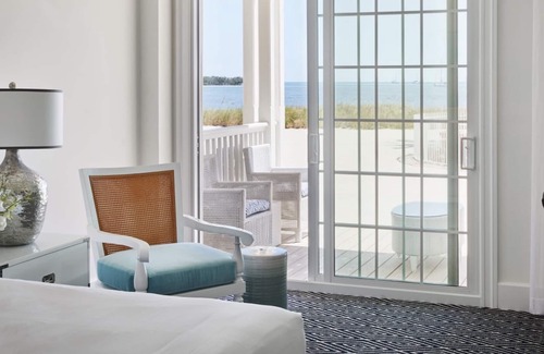 Marathon Hotel | Oceanfront Accommodation | Enjoy Breakfast with a Scenic View from Your Balcony