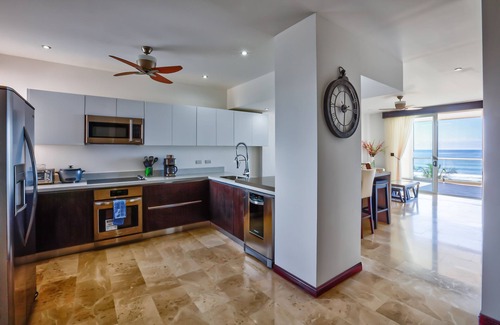 Barrio Los Faroles Apartamento | Oceanfront apartment with private balcony, stunning views & pool access