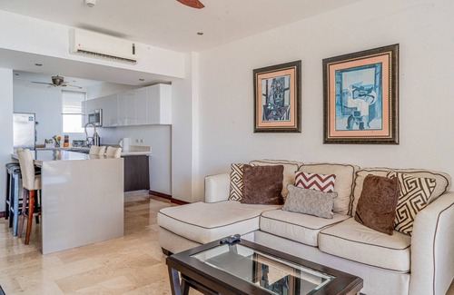 Barrio Los Faroles Apartamento | Oceanfront apartment with private balcony, stunning views & pool access