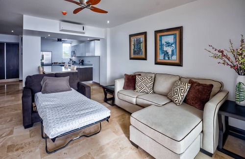 Barrio Los Faroles Apartamento | Oceanfront apartment with private balcony, stunning views & pool access