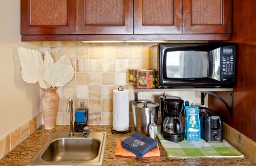 Kapaa Apartamento | Oceanfront Bliss at the Islander on the Beach — Trusted Host, New on VRBO!