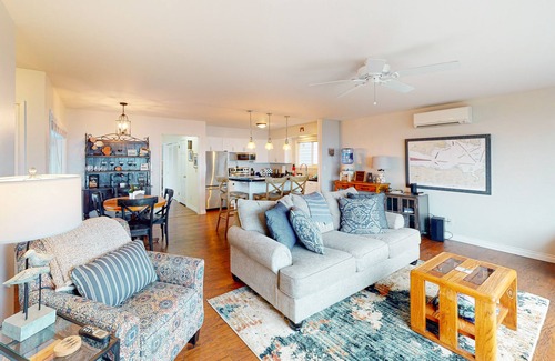 Port Angeles East Casa | Oceanfront, bluff-top home with Ediz Hook view, prime location, fireplace