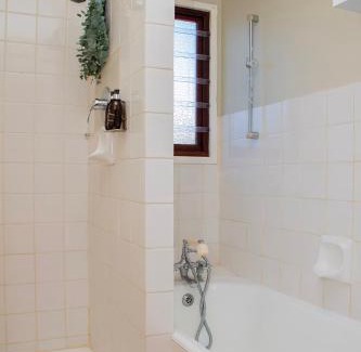 De Kelders Casa | Oceanfront bungalow 3 br/2 ba, Wifi Fireplace: Guppy Huys