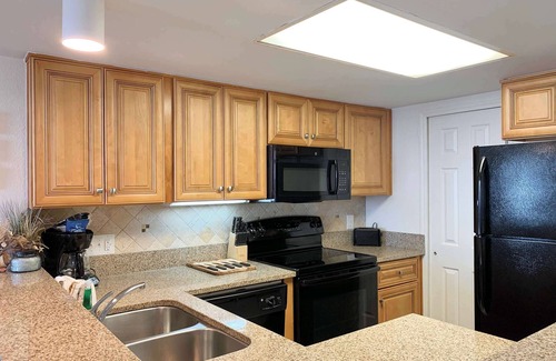 Briarcliffe Acres Condominio | Oceanfront Condo with King Bed & Amenities!