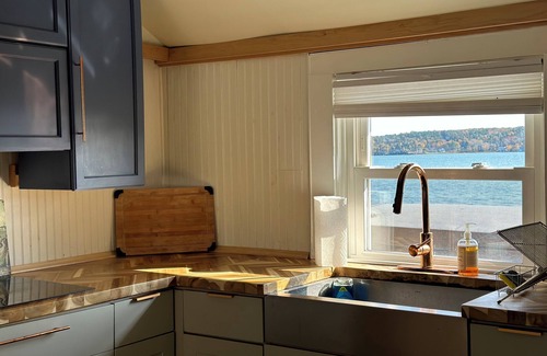 Lamoine Beach Cabina | Oceanfront cabin with private beach and hot tub