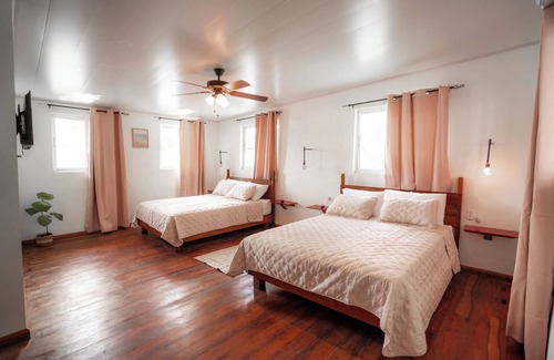 Bocas del Toro Cama Y Desayuno | Oceanfront Caribbean Holiday Home Private Entrance