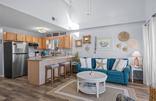 Emerald Isle Condominio | Oceanfront complex! 2 bd, 2 bath - Indoor Year Round Pool, Gym & Tennis Courts!