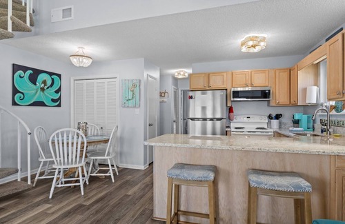 Emerald Isle Condominio | Oceanfront complex! 2 bd, 2 bath - Indoor Year Round Pool, Gym & Tennis Courts!