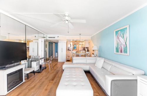 Key Colony Beach Condominio | Oceanfront condo with stunning view, pool, beach access & tennis courts