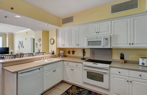 Thomas Drive Condominio | Oceanfront Condo with Spacious Balcony - Unit 0306 by RedAwning