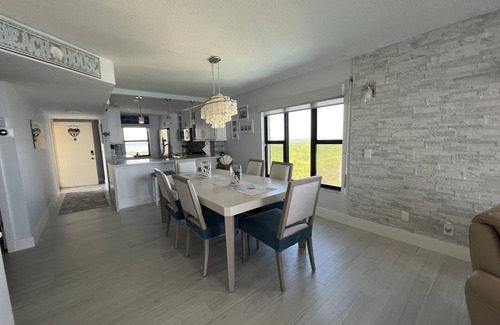 Hutchinson Island South Condominio | Oceanfront condo 8th floor Corner unit with amazing views