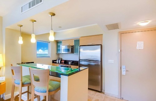 Sunny Isles Beach Condominio | Condominio acogedor con vistas al mar con acceso directo a la playa
