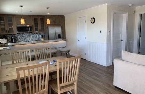 Pine Point Condominio | Oceanfront condo in Pine Point! 7 miles of sandy beach!