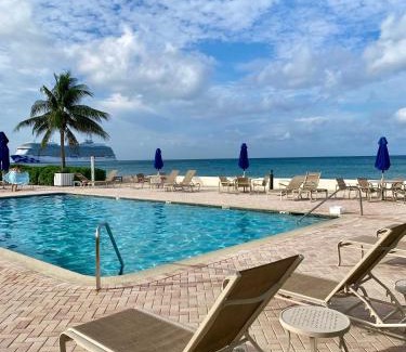 Seven Mile Beach Apartamento | Oceanfront Condo on Seven Mile Beach