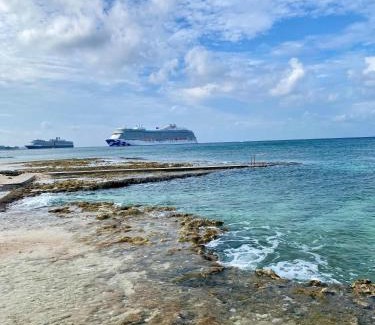 Seven Mile Beach Apartamento | Oceanfront Condo on Seven Mile Beach