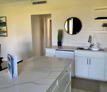Seven Mile Beach Apartamento | Oceanfront Condo on Seven Mile Beach