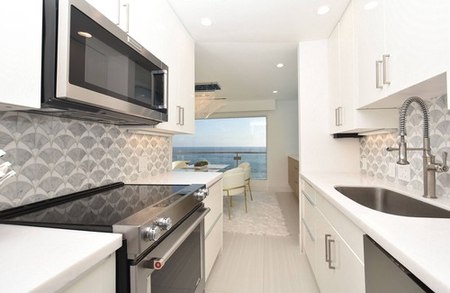 South Laguna Condominio | Oceanfront condo located at the end of Table Rock in Laguna Beach!