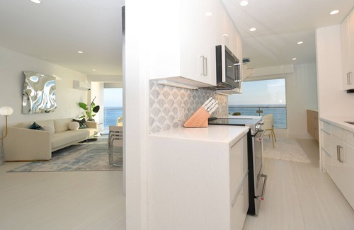South Laguna Condominio | Oceanfront condo located at the end of Table Rock in Laguna Beach!
