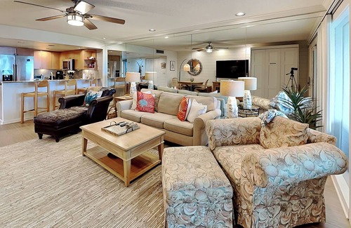 Sawgrass Condominio | Oceanfront Condo with Balcony, Pool and Beach Access