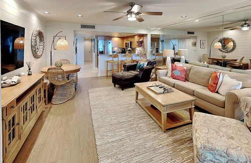 Sawgrass Condominio | Oceanfront Condo with Balcony, Pool and Beach Access