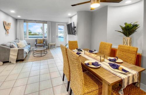 South Mission Beach Casa | Oceanfront Condo with Front Patio, Gas Grill, Fire Pit - Prime Location!