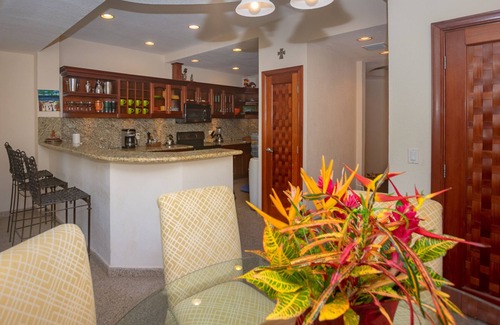 Lawson Rock Condominio | Oceanfront condo with private rooftop pool in gated community