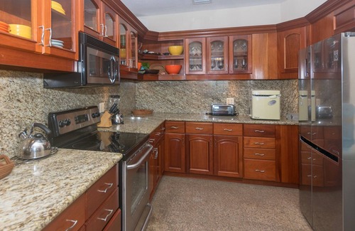 Lawson Rock Condominio | Oceanfront condo with private rooftop pool in gated community