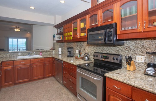 Lawson Rock Condominio | Oceanfront condo with private rooftop pool in gated community