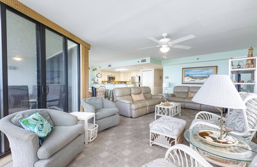 Bethune Beach Condominio | Oceanfront Corner Unit at Chadham-by-the-Sea / Car Free Beach / CH210