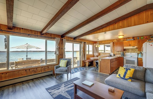 Birch Bay Cabaña | Oceanfront Cottage w/ Patio & Views in Birch Bay!