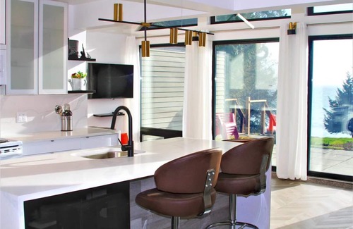 Otter Point Cabaña | Oceanfront Cottage: Where Natural Beauty Meets Modern Comfort