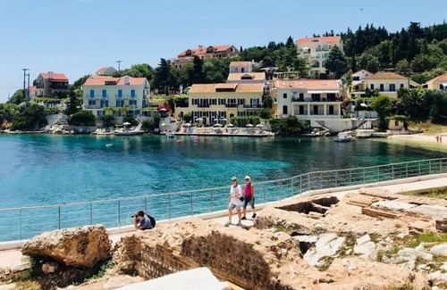 Poros Apartamento | Oceanfront couple’s apartment * village center * 50 m from the beach.