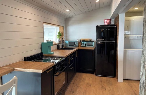 Tatamagouche Cabaña | Oceanfront Cozy 2 bed Cottage in Brule Shore, pet friendly, firepit,