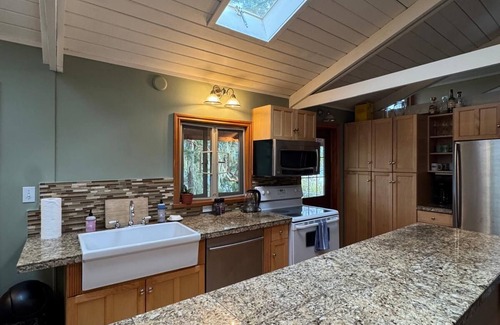 Juan de Fuca Electoral Area Casa | Oceanfront Escape in East Sooke – Rustic Treehouse in the woods
