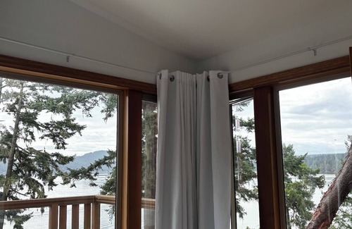 Juan de Fuca Electoral Area Casa | Oceanfront Escape in East Sooke – Rustic Treehouse in the woods