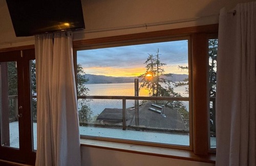 Juan de Fuca Electoral Area Casa | Oceanfront Escape in East Sooke – Rustic Treehouse in the woods