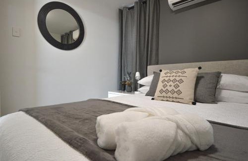 Wedgefield Apartamento | Oceanfront Executive Suite with Office & Wifi