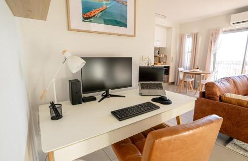 Wedgefield Apartamento | Oceanfront Executive Suite with Office & Wifi