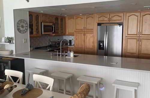 Bethune Beach Condominio | Oceanfront fully-updated Chadham by the Sea 3/2 condo on No Drive Beach