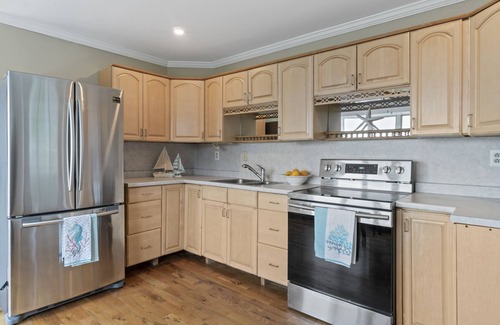 Cape Neddick Cabaña | Oceanfront getaway, private boardwalk steps to Cape Neddick Beach