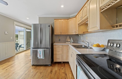 Cape Neddick Cabaña | Oceanfront getaway, private boardwalk steps to Cape Neddick Beach