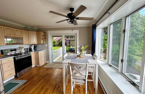 Cape Neddick Cabaña | Oceanfront getaway, private boardwalk steps to Cape Neddick Beach
