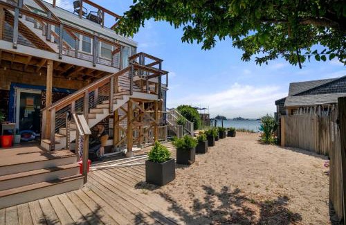Provincetown Apartamento | Oceanfront Getaway with Deck Steps to Provincetown Fun