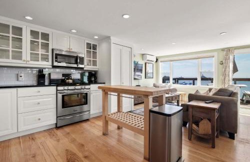 Provincetown Apartamento | Oceanfront Getaway with Deck Steps to Provincetown Fun