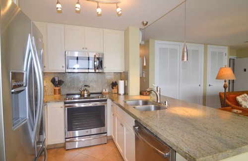 Poipu Condominio | FRENTE AL MAR Planta baja 2bd / 2ba Unidad con increíbles vistas al mar y A / C