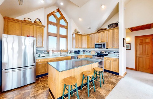 Ocean Isle Estates Casa | Oceanfront home with private hot tub, pool, washer/dryer & central AC