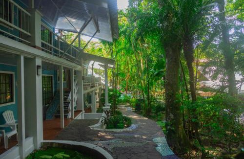 Manuel Antonio Hotel | Oceanfront Hotel Verde Mar direct access to the beach
