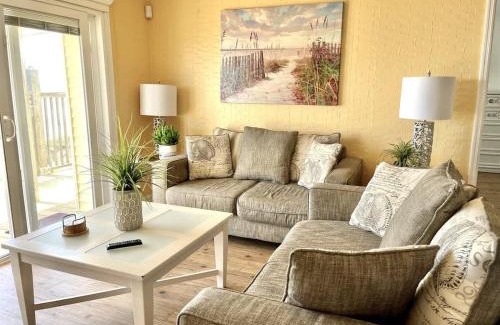 North Myrtle Beach Casa | OCEANFRONT HOUSE ON THE SAND 2 Kings 4br 4ba 3rd Floor of Triplex SLEEP 12 PGP3