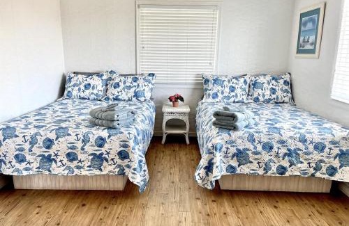 North Myrtle Beach Casa | OCEANFRONT HOUSE ON THE SAND 2 Kings 4br 4ba 3rd Floor of Triplex SLEEP 12 PGP3